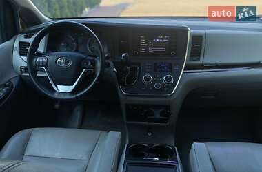 Мінівен Toyota Sienna 2018 в Києві