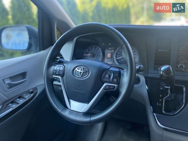Минивэн Toyota Sienna 2018 в Киеве фото 22 Минивэн Toyota Sienna 2018 в Киеве