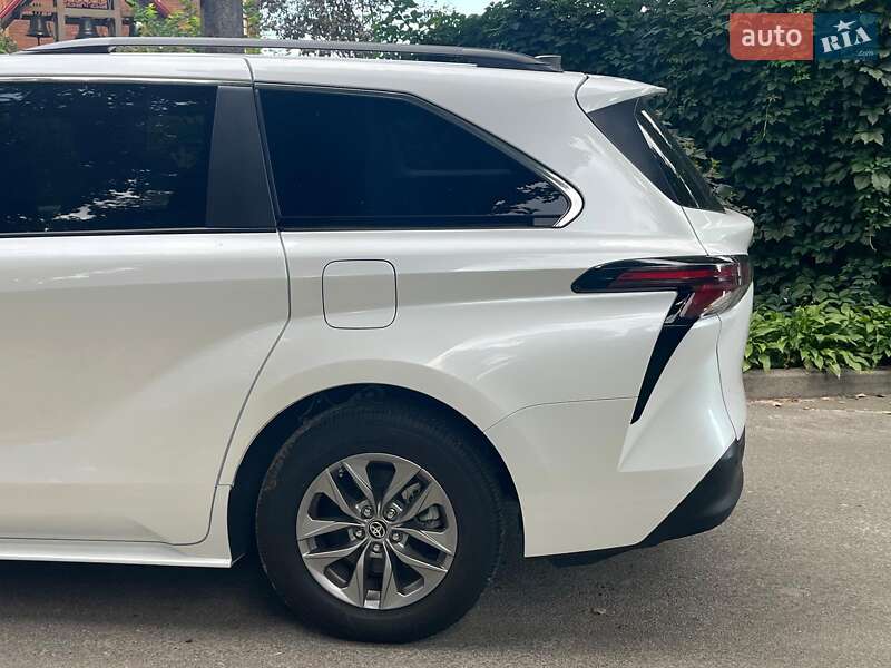 Мінівен Toyota Sienna 2023 в Києві