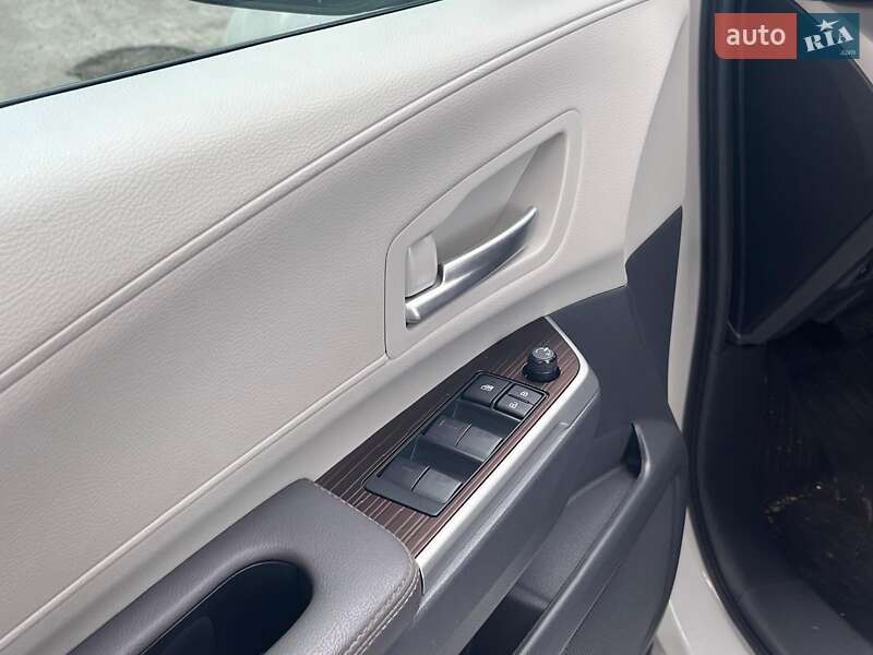 Мінівен Toyota Sienna 2023 в Києві