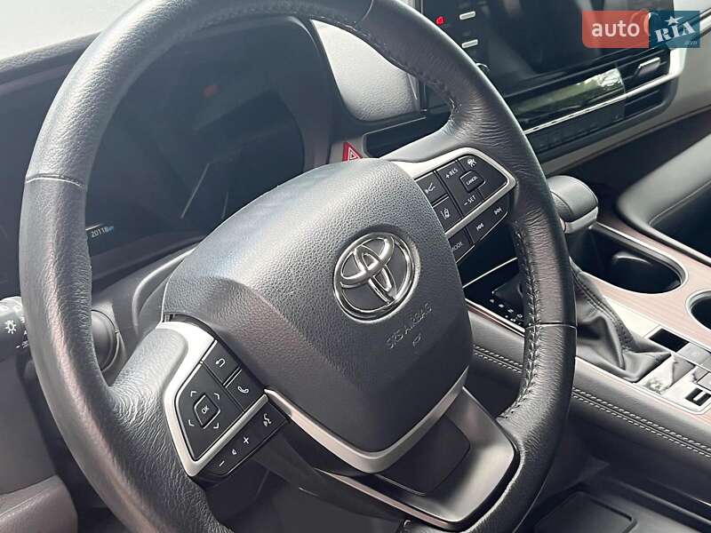 Мінівен Toyota Sienna 2023 в Києві