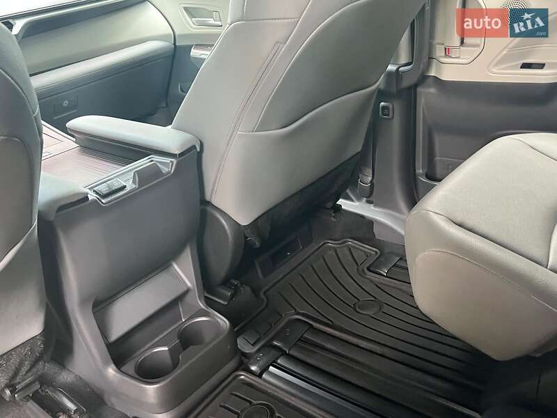 Мінівен Toyota Sienna 2023 в Києві