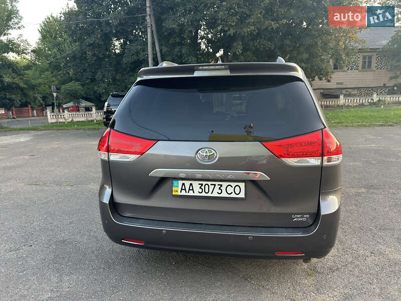 Мінівен Toyota Sienna 2011 в Чернівцях