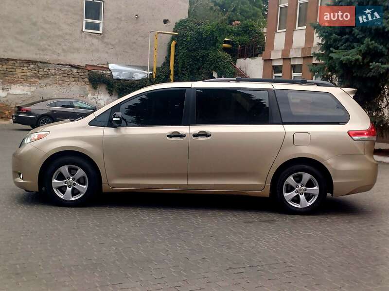 Мінівен Toyota Sienna 2010 в Одесі
