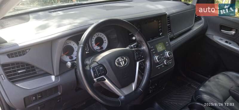 Минивэн Toyota Sienna 2018 в Днепре