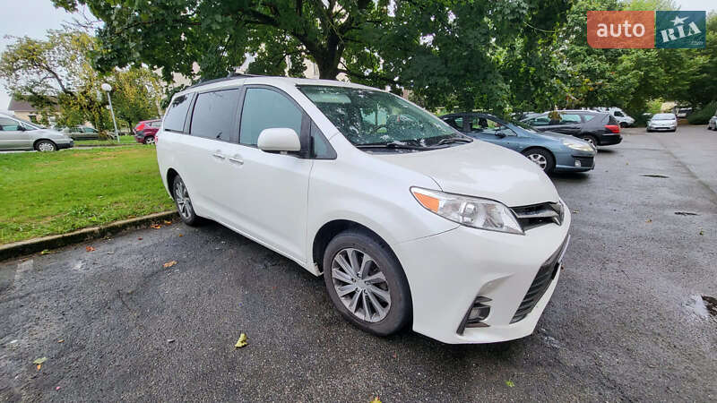 Мінівен Toyota Sienna 2011 в Рівному