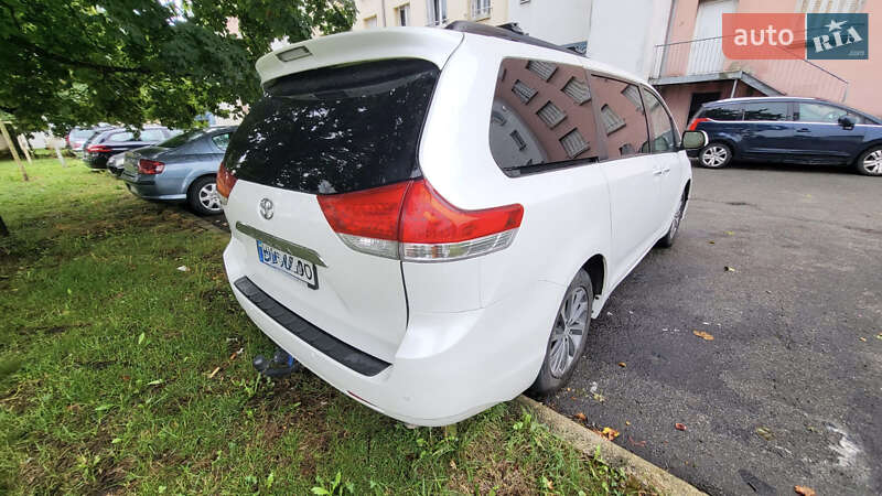 Мінівен Toyota Sienna 2011 в Рівному