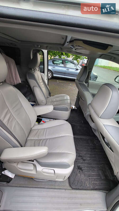 Мінівен Toyota Sienna 2011 в Рівному