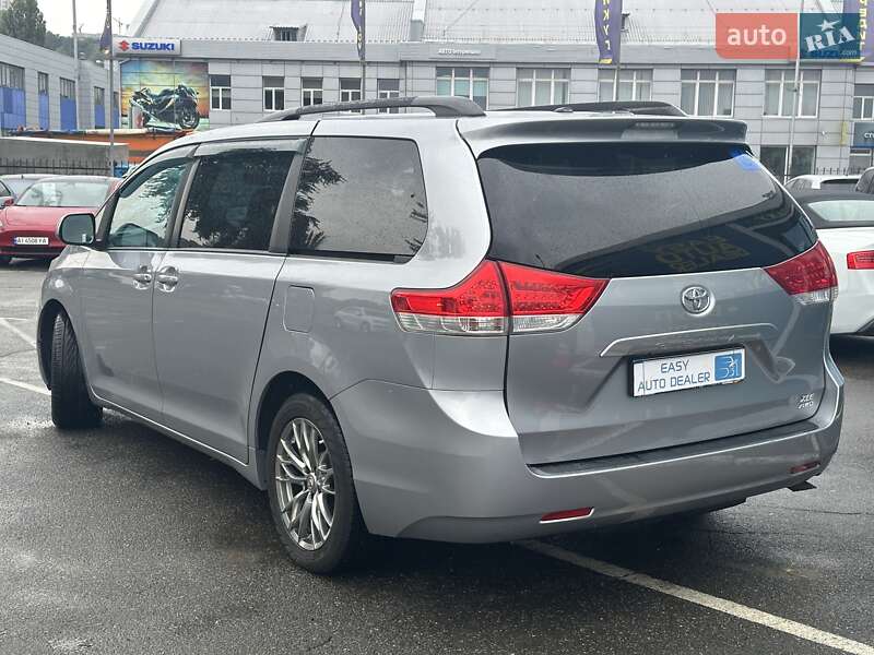 Минивэн Toyota Sienna 2012 в Киеве
