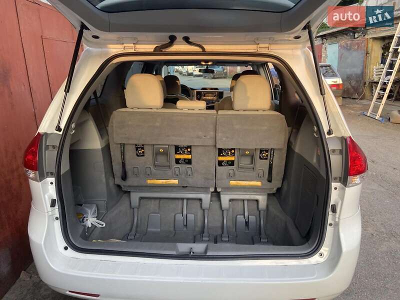 Мінівен Toyota Sienna 2010 в Києві