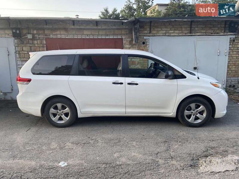 Мінівен Toyota Sienna 2010 в Києві