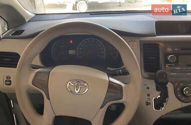 Минивэн Toyota Sienna 2010 в 