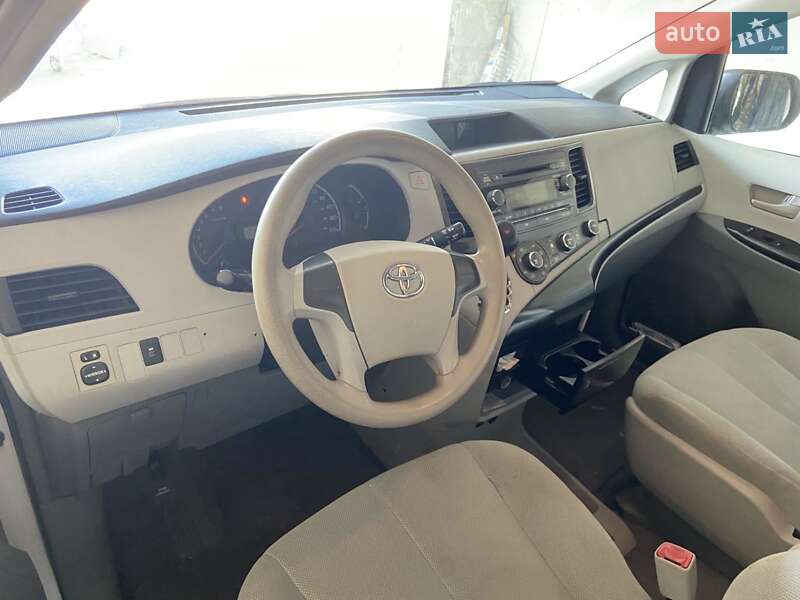 Мінівен Toyota Sienna 2010 в Києві
