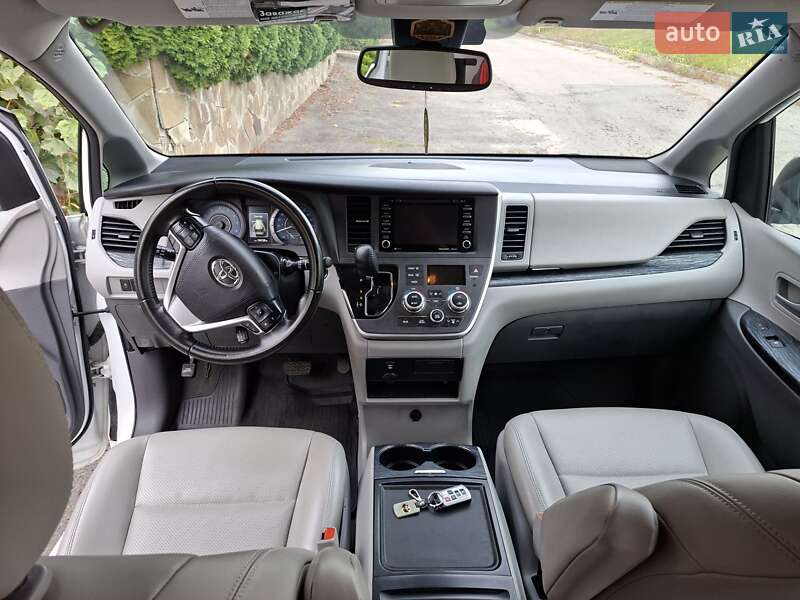 Мінівен Toyota Sienna 2019 в Києві