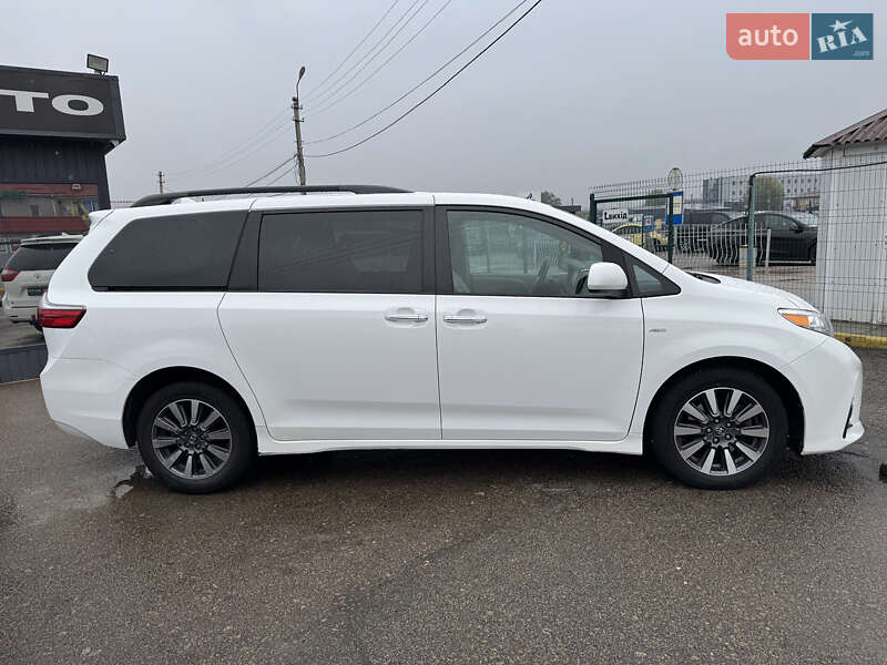 Минивэн Toyota Sienna 2019 в Киеве