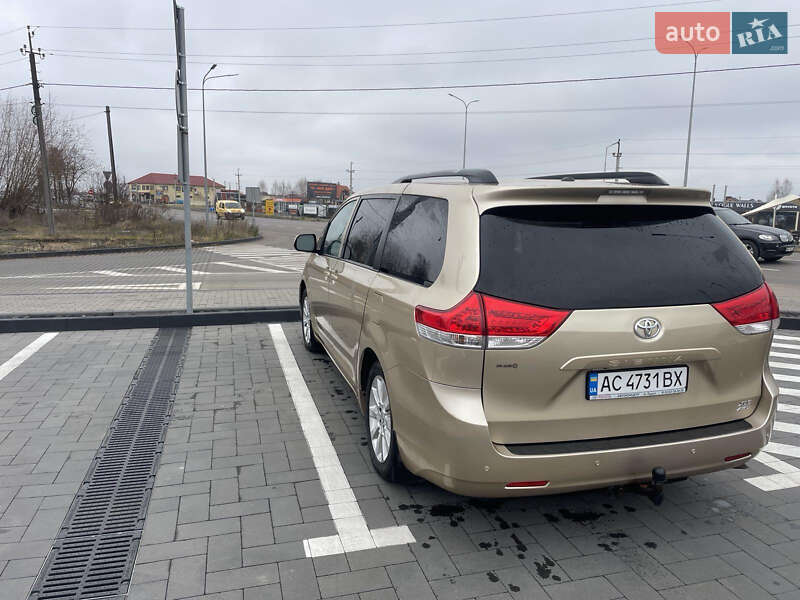 Минивэн Toyota Sienna 2010 в Луцке