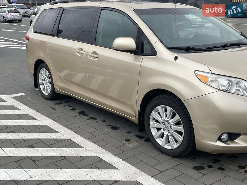 Минивэн Toyota Sienna 2010 в Луцке
