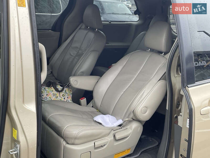 Минивэн Toyota Sienna 2010 в Луцке