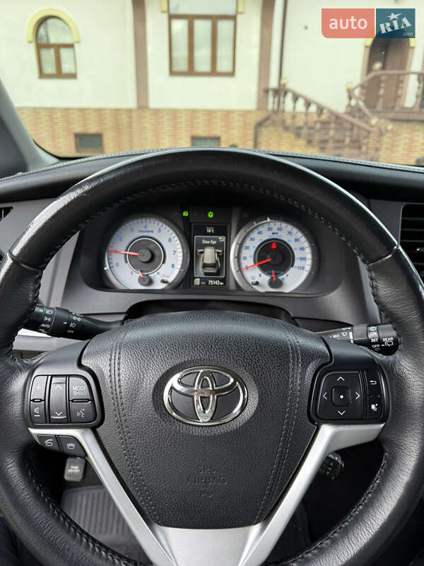 Минивэн Toyota Sienna 2017 в Луцке