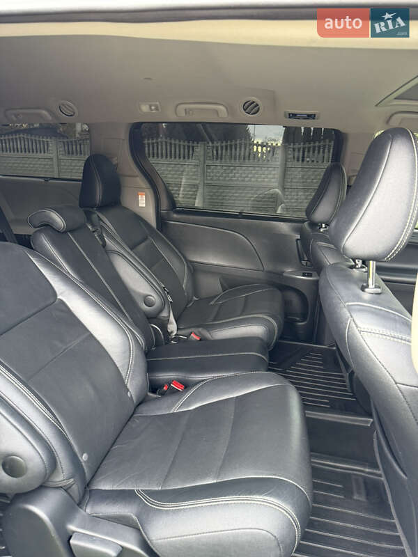 Минивэн Toyota Sienna 2017 в Луцке
