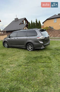 Минивэн Toyota Sienna 2017 в Луцке