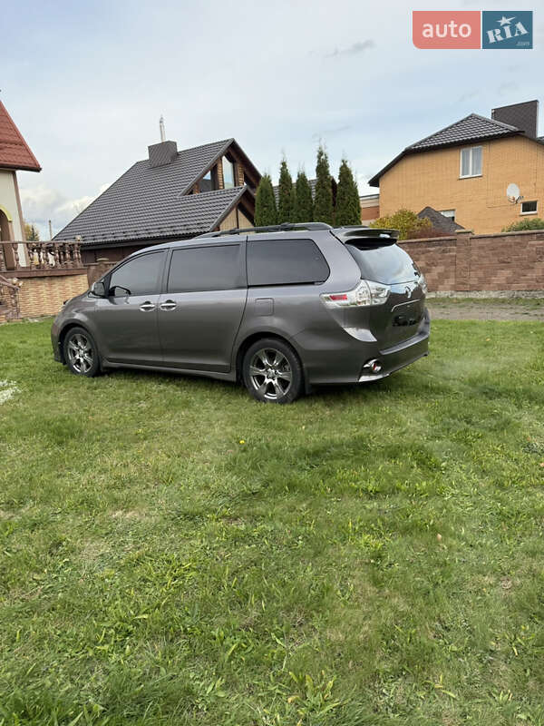 Минивэн Toyota Sienna 2017 в Луцке