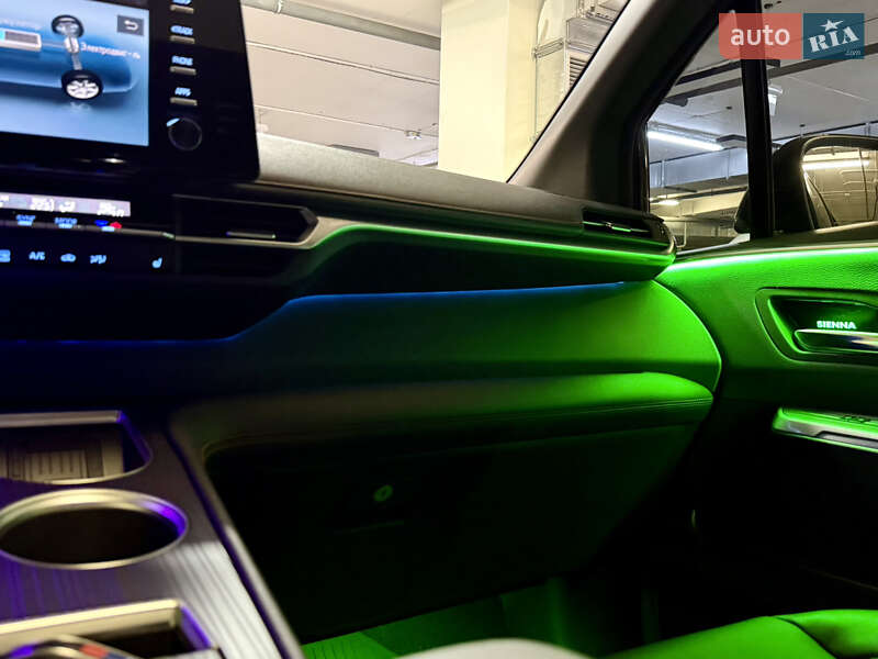 Минивэн Toyota Sienna 2022 в Киеве