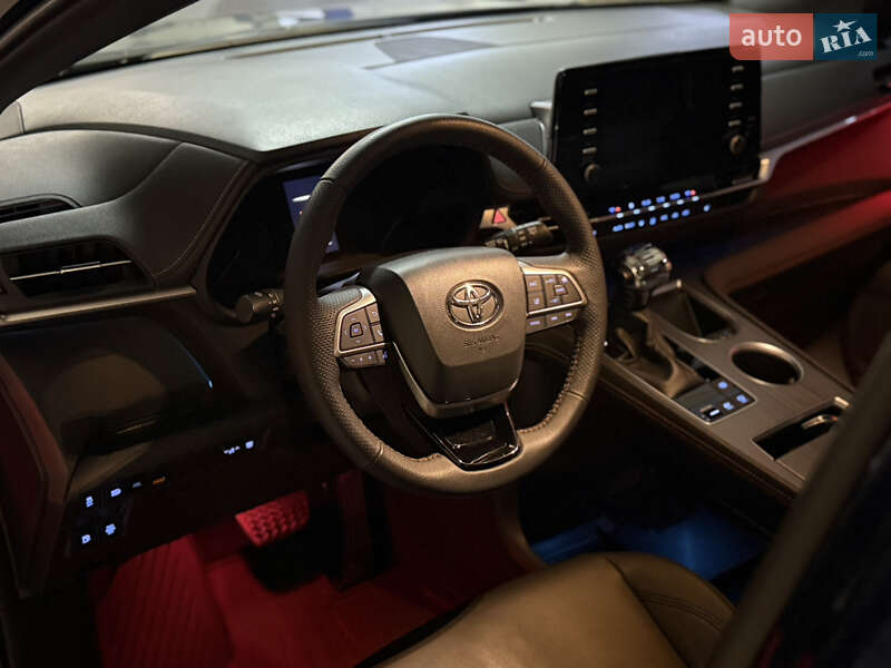 Минивэн Toyota Sienna 2022 в Киеве