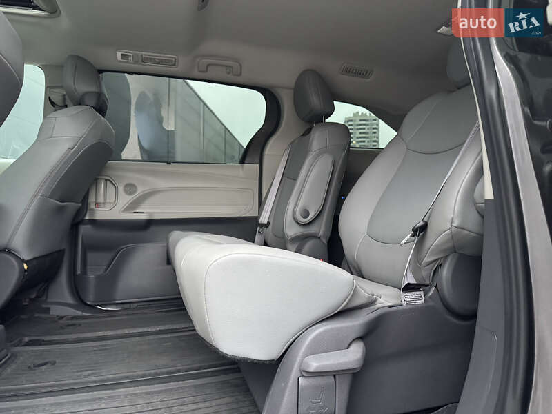 Минивэн Toyota Sienna 2021 в Киеве