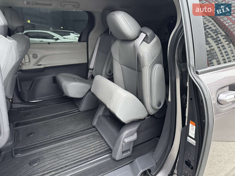 Минивэн Toyota Sienna 2021 в Киеве