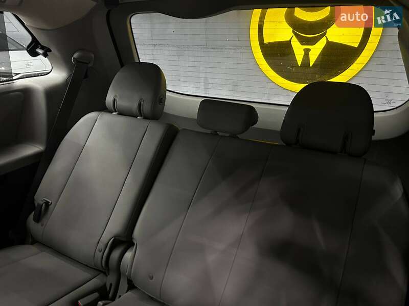 Мінівен Toyota Sienna 2018 в Чернівцях