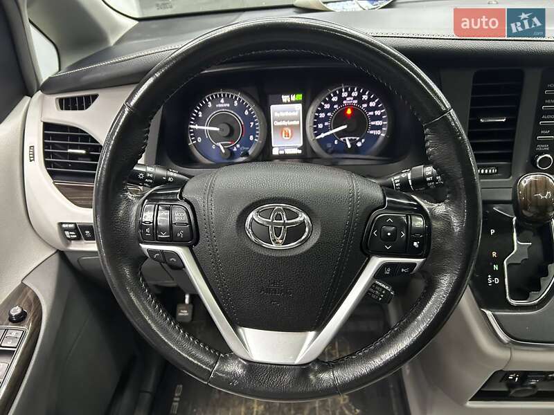 Мінівен Toyota Sienna 2018 в Чернівцях
