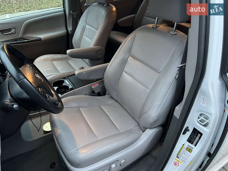 Минивэн Toyota Sienna 2017 в Киеве