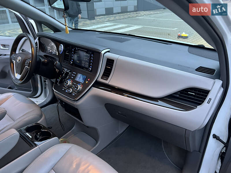 Минивэн Toyota Sienna 2017 в Киеве
