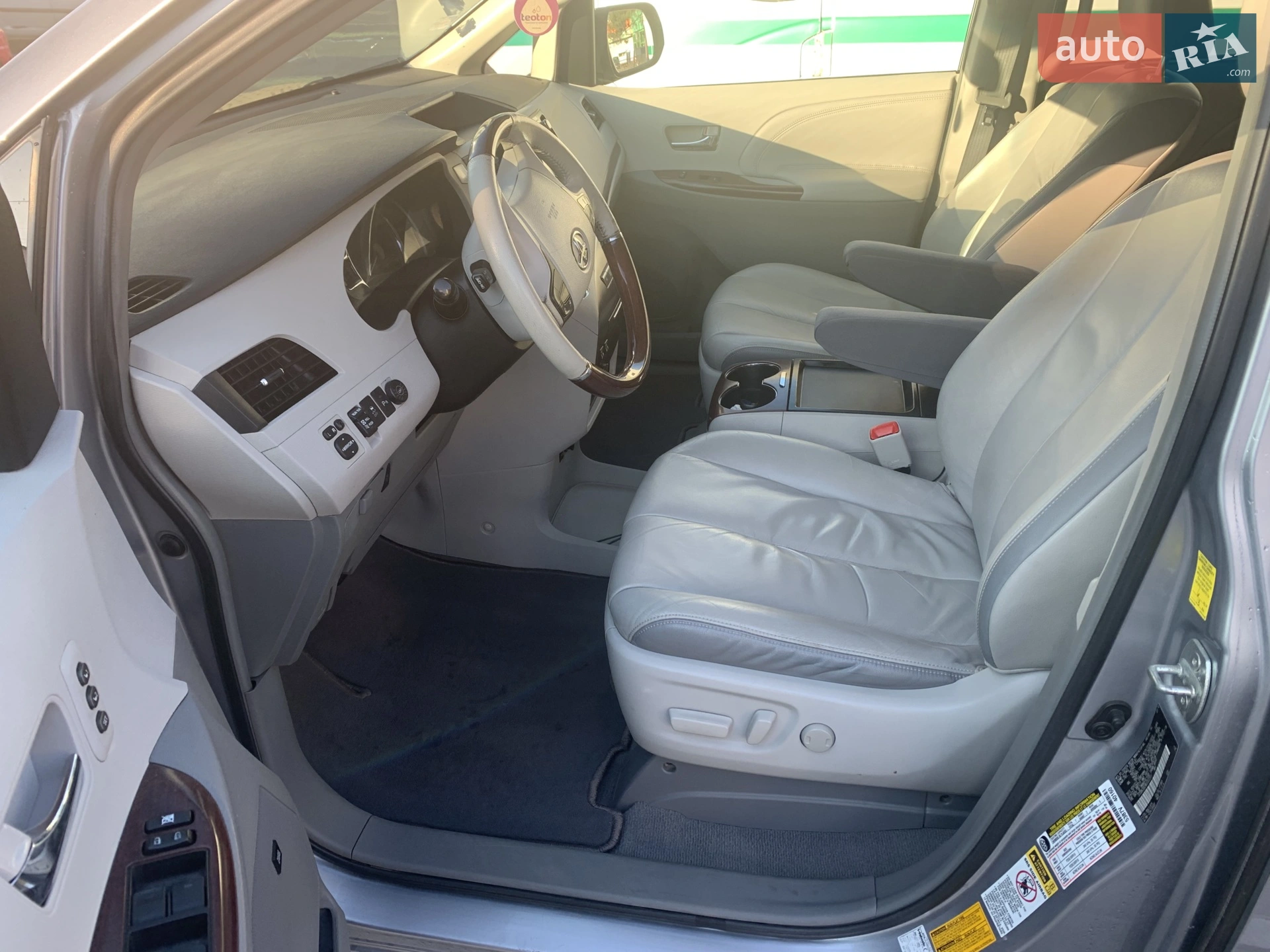 2010 Toyota Sienna - мініатюра 9