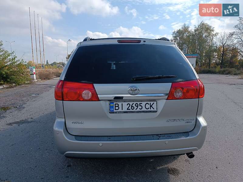 Мінівен Toyota Sienna 2007 в Хоролі