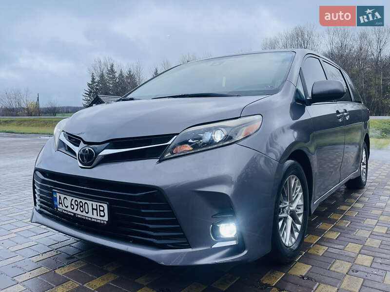 Минивэн Toyota Sienna 2018 в Диканьке