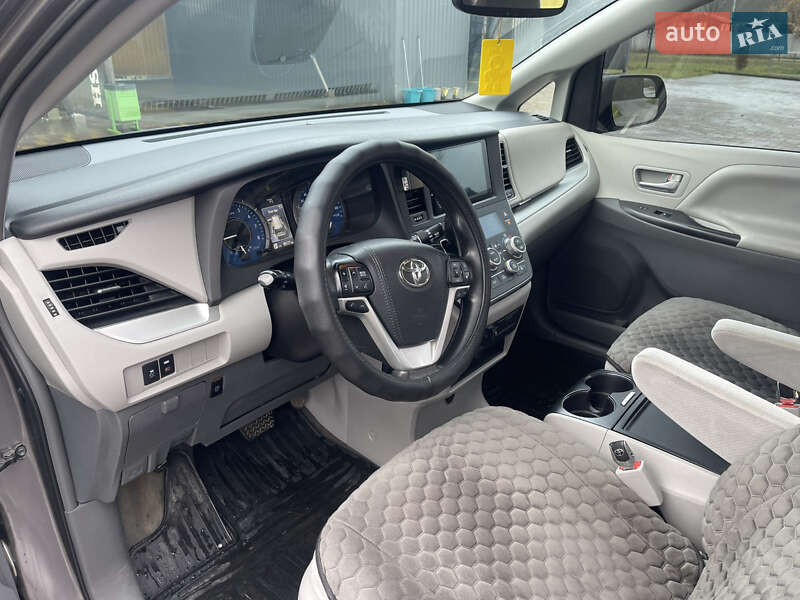 Минивэн Toyota Sienna 2018 в Диканьке