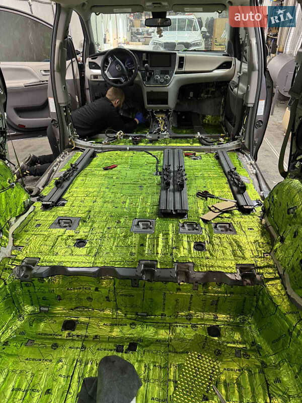 Минивэн Toyota Sienna 2018 в Диканьке