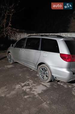 Минивэн Toyota Sienna 2005 в Знаменке