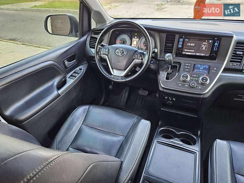 Мінівен Toyota Sienna 2016 в Одесі