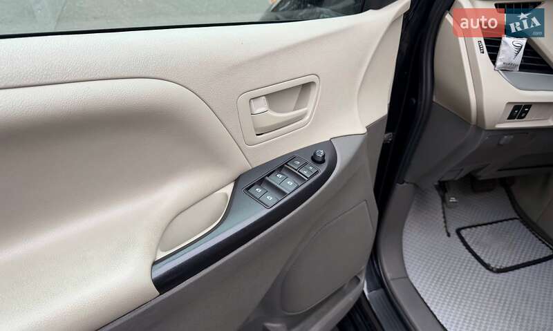 Мінівен Toyota Sienna 2019 в Одесі