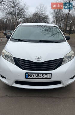 Минивэн Toyota Sienna 2011 в Почаеве