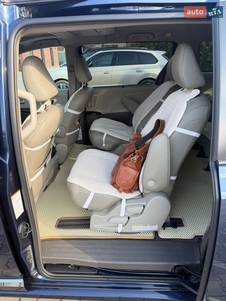 Минивэн Toyota Sienna 2018 в Хмельницком