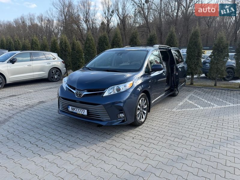 Минивэн Toyota Sienna 2018 в Хмельницком