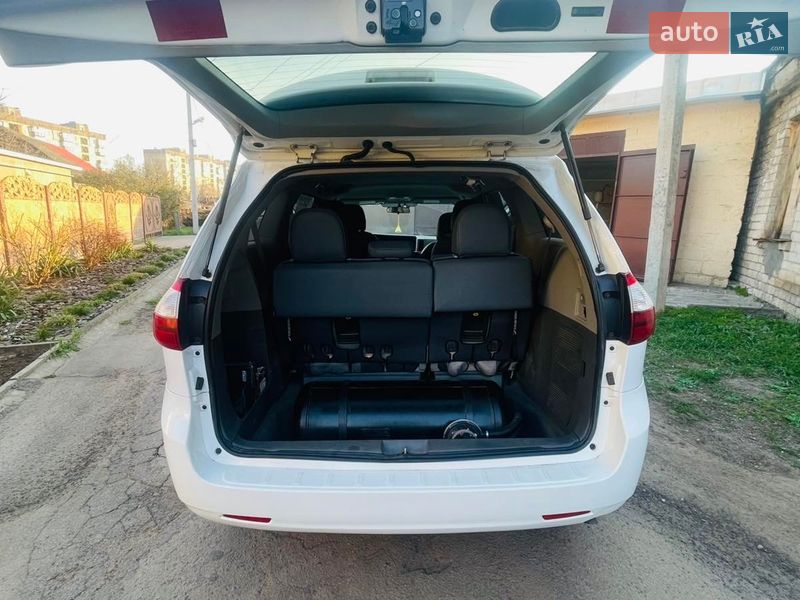 Минивэн Toyota Sienna 2015 в Кривом Роге