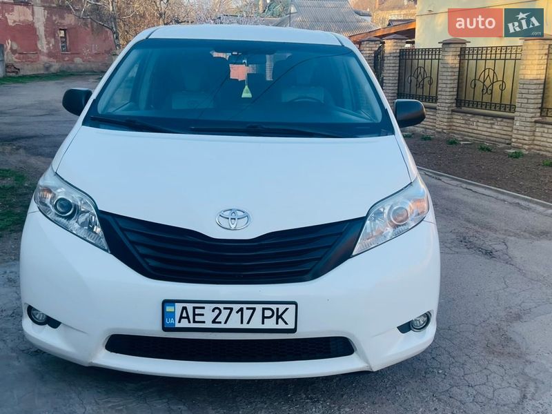 Минивэн Toyota Sienna 2015 в Кривом Роге