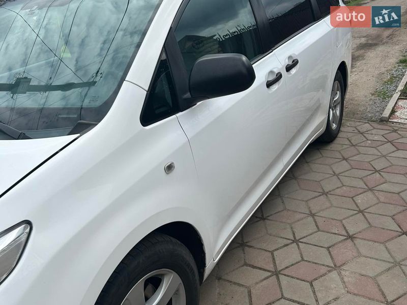 Минивэн Toyota Sienna 2015 в Кривом Роге