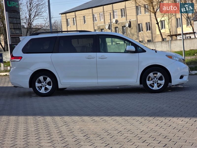 Минивэн Toyota Sienna 2013 в Гусятине