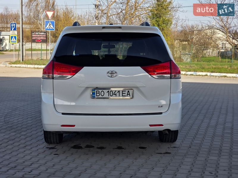 Минивэн Toyota Sienna 2013 в Гусятине